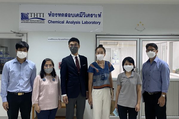 เมื่อวันที่ 16 กันยายน 2565 นางทิพวรรณ  พานิชการ ผู้อำนวยการศูนย์วิเคราะห์ทดสอบสิ่งทอ ให้การต้อนรับ Mr. Takashi  Oknuma จาก บริษัท Hemp Innovation จำกัด ประเทศญี่ปุ่น ได้เข้าเยี่ยมชมห้องปฏิบัติการทดสอบศูนย์วิเคราะห์ทดสอบสิ่งทอ