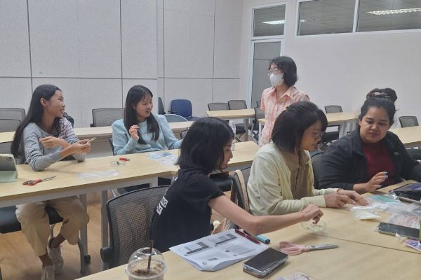 2 มี.ค. 68  คณะสหเวชศาสตร์ มหาวิทยาลัยธรรมศาสตร์ ศูนย์รังสิต ได้จัดอบรมหัวข้อ “การวิเคราะห์ชนิดเส้นใย” ให้กับนักศึกษาเวชศาสตร์สิ่งแวดล้อมสำหรับนิติวิทยาศาสตร์ โดยเชิญวิทยากร คุณสุรีรัตน์ เกษมศิริเพ็ญ ผู้จัดการห้องทดสอบเคมีวิเคราะห์ บรรยายให้ความรู้กับนักศึกษา  