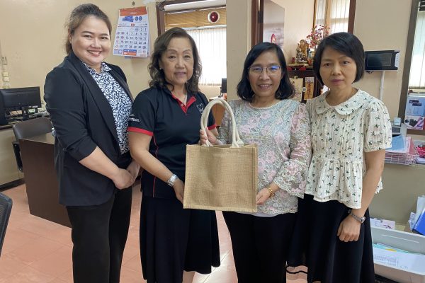 30 พ.ค. 2568 คุณทิพวรรณ พานิชการ ผู้อำนวยการศูนย์วิเคราะห์ทดสอบสิ่งทอ สถาบันพัฒนาอุตสาหกรรมสิ่งทอ และคณะ ได้เข้าพบท่านอุไรวรรณ  บุนนาค นายกสมาคมการค้าของเล่นและผลิตภัณฑ์เด็กไทย เพื่อหารือและประชาสัมพันธ์งานบริการทดสอบที่สถาบันฯ ได้ขยายขอบข่ายลักษณะเฉพาะแบบของ มอก.685 เล่ม 1-2562 เพิ่มเติม ให้แก่สมาชิกของสมาคมฯ