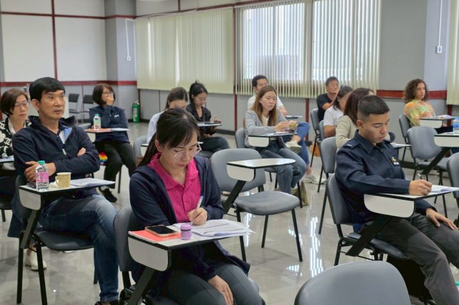 26 มิ.ย. 2568 ศูนย์วิเคราะห์ทดสอบสิ่งทอ สถาบันพัฒนาอุตสาหกรรมสิ่งทอ ได้จัดอบรมหลักสูตรเรื่อง “”การผลิตเสื้อผ้าสำเร็จรูปและการควบคุมคุณภาพ (QC) ” วิทยากรโดย คุณสุทัศน์ พรศักดิ์พัฒนกุล เพื่อให้ความรู้แก่ผู้ประกอบการและผู้ที่สนใจ ณ ห้องประชุม ชั้น 5 อาคารเคมีและคุณภาพสิ่งทอ สถาบันพัฒนาอุตสาหกรรมสิ่งทอ