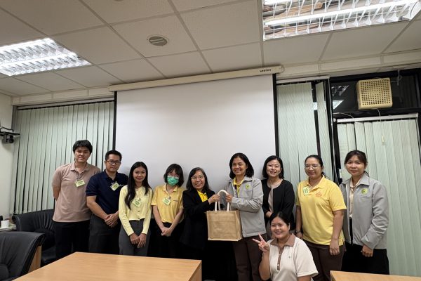 วันที่ 15  ก.ย. 2568 สถาบันพัฒนาอุตสาหกรรมสิ่งทอ ขอขอบคุณ กรมวิทยาศาสตร์บริการ โดยนางสาวจิรสา กรงกรด รองผู้อำนวยการสถาบันห้องปฏิบัติการอ้างอิงแห่งชาติ (สอช.) พร้อมด้วยทีมนักวิทยาศาสตร์ กลุ่มเคมีอินทรีย์ ศูนย์ห้องปฏิบัติการอ้างอิงเคมี (ศอค.) ที่ให้การต้อนรับนางทิพวรรณ พานิชการ ผู้อำนวยการศูนย์วิเคราะห์ทดสอบสิ่งทอ สถาบันพัฒนาอุตสาหกรรมสิ่งทอ และคณะในการเยี่ยมชมเพื่อศึกษา ดูงาน กระบวนการทดสอบ การใช้เครื่องมือทดสอบ และวิเคราะห์ผลการทดสอบ จากห้องปฏิบัติการวิเคราะห์ทดสอบผงซักฟอก กรมวิทยาศาตร์บริการ มีการแลกเปลี่ยน องค์ความรู้ในการวิเคราะห์ทดสอบ ผงซักฟอก ตาม มอก.78-2549