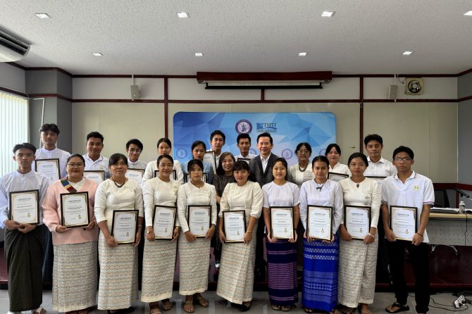 25-29 พ.ค. 2569 ศูนย์ทดสอบสิ่งทอและวัสดุ สถาบันพัฒนาอุตสาหกรรมสิ่งทอ ได้จัดอบรมหลักสูตรการยกระดับบุคลากรและพัฒนาบุคลากร เพื่อพัฒนามาตรฐานและปรับปรุงคุณภาพสิ่งทอและเครื่องนุ่งห่ม โดยวิทยากรบรรยายจากผู้บริหารของศูนย์ทดสอบสิ่งทอและวัสดุ  เพื่อให้ความรู้แก่นักศึกษาและอาจารย์จากสถาบันอาชีวะศึกษาและการทอผ้าแซนเดอร์ส ภาคมัณฑะเลย์ ประเทศสาธารณรัฐแห่งสหภาพเมียนมา ณ ห้องประชุมชั้น 5 และห้องปฏิบัติการชั้น 2-4 อาคารเคมีและคุณภาพสิ่งทอสถาบันพัฒนาอุตสาหกรรมสิ่งทอ